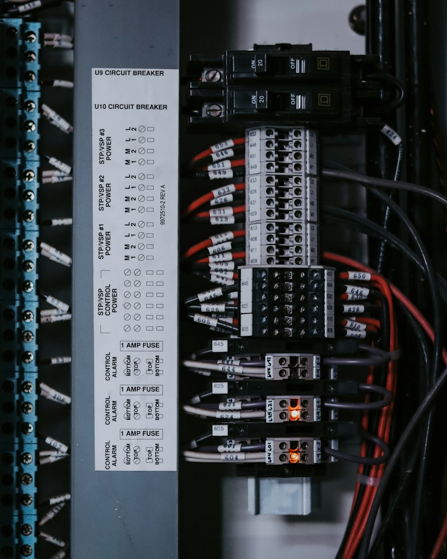Detalle de cableado y bornes en un tablero
