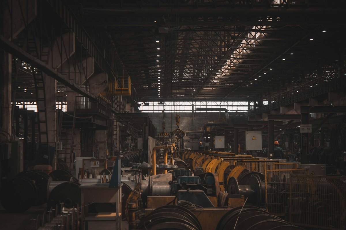 Planta industrial con máquinas en operación
