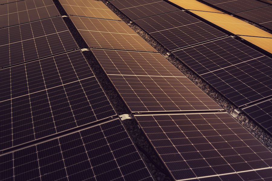 Paneles solares sobre un techo industrial