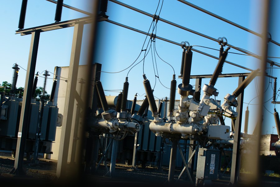 Subestación eléctrica con transformadores y líneas