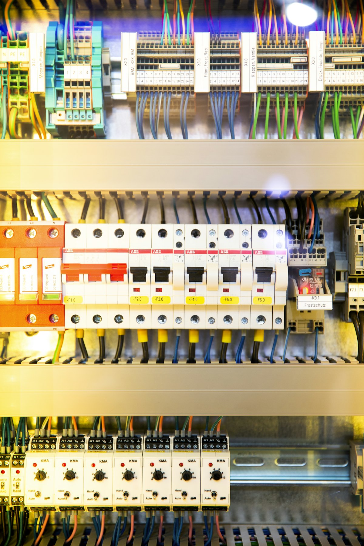 Tablero eléctrico industrial con interruptores y cableado